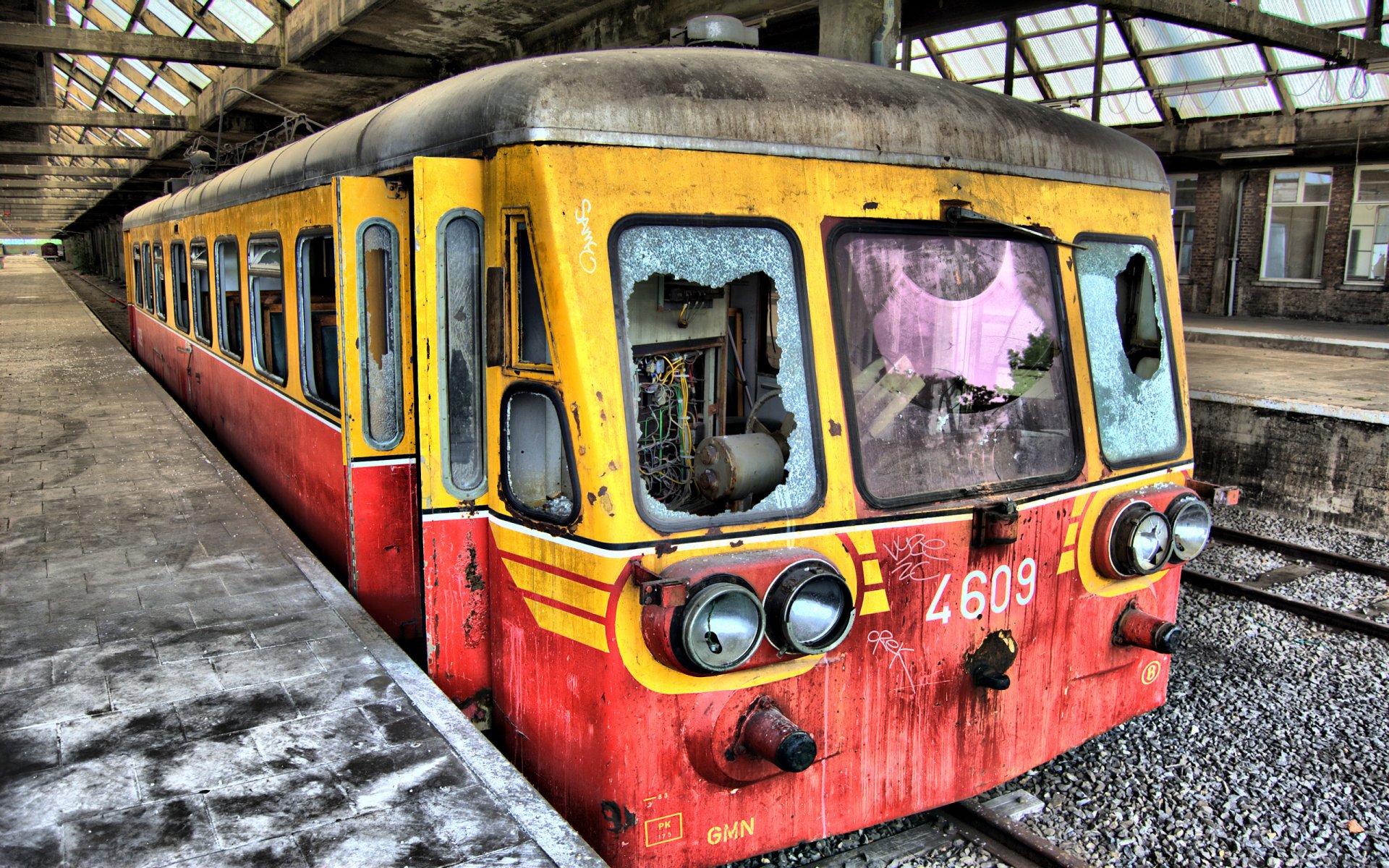 zug bahnhof peron verwüstung