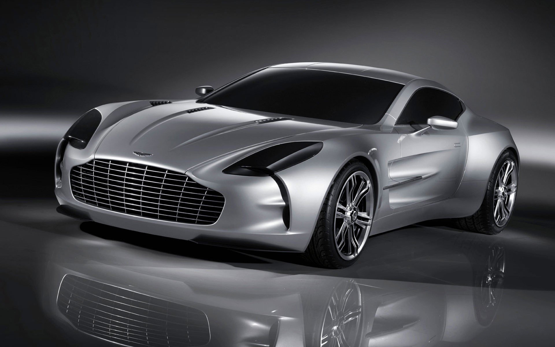 aston martin un 77 argent réflexion