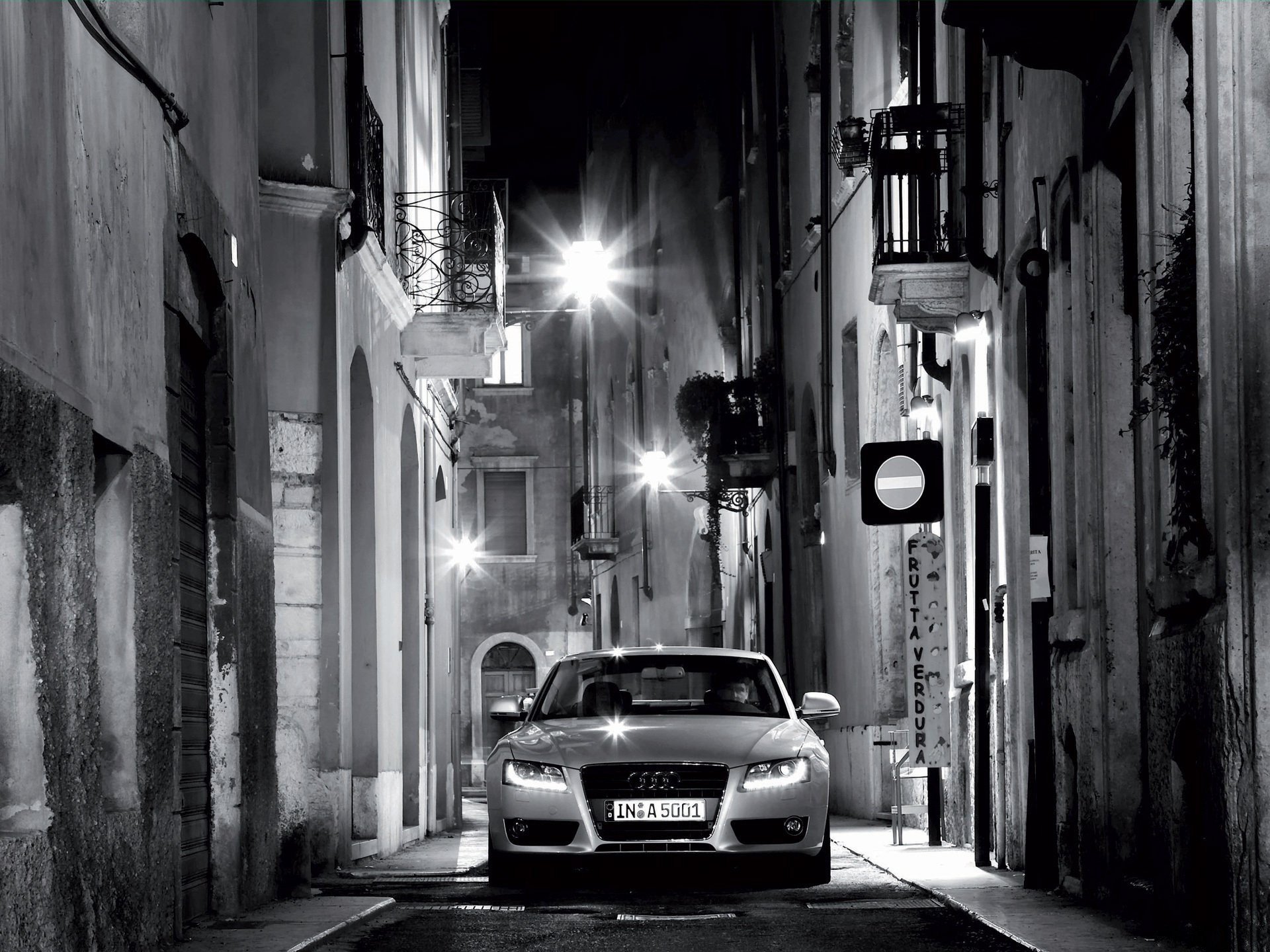 audi noche calle luces blanco y negro