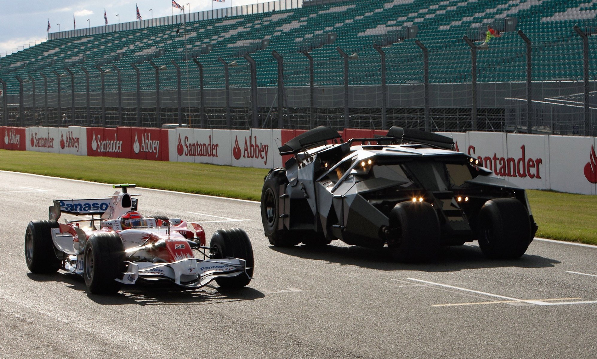 toyota f1 samochód z oznaczeniem batmobil mroczny rycerz film na silverstone