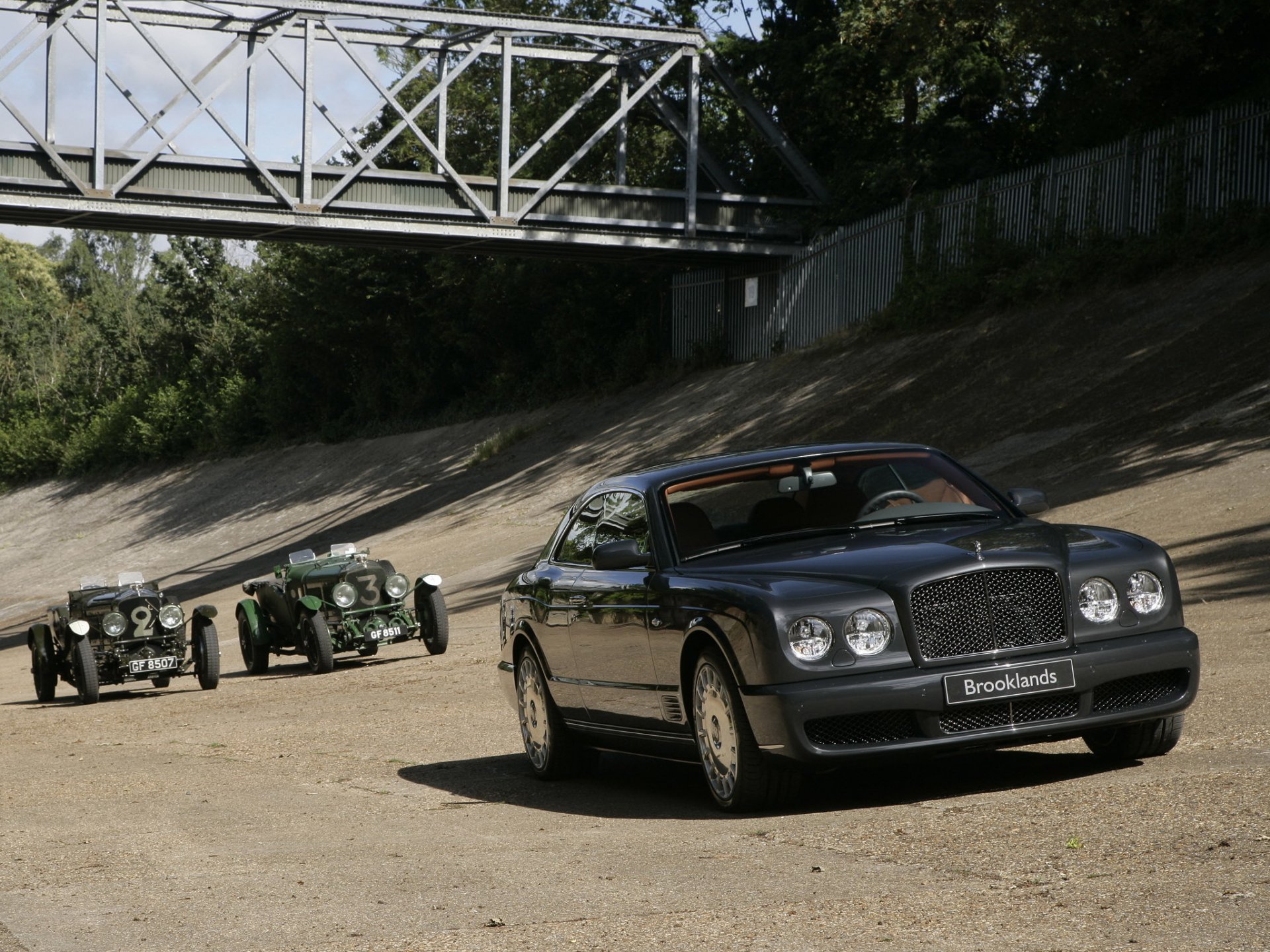 bentley brooklands retro race bridge