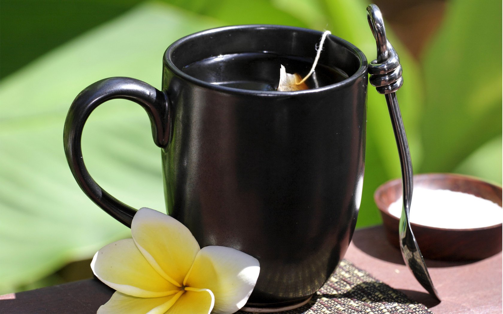 noir tasse thé cuillère jaune