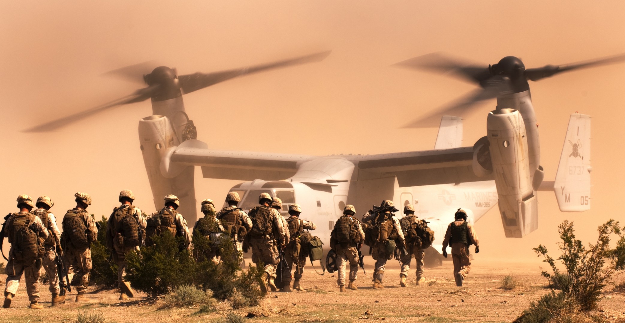 marines soldati convertiplano deserto