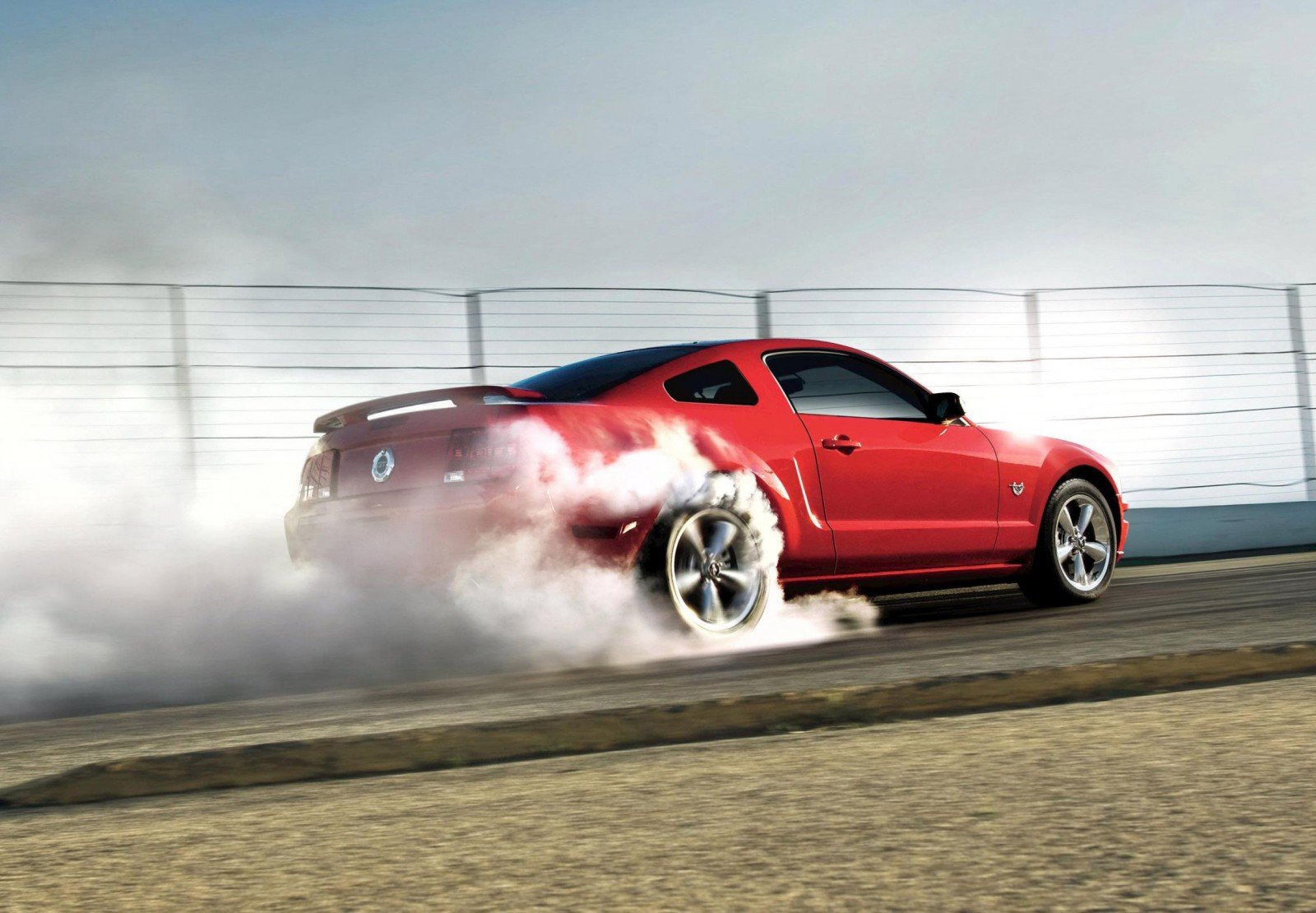 ford mustang humo rojo mustang