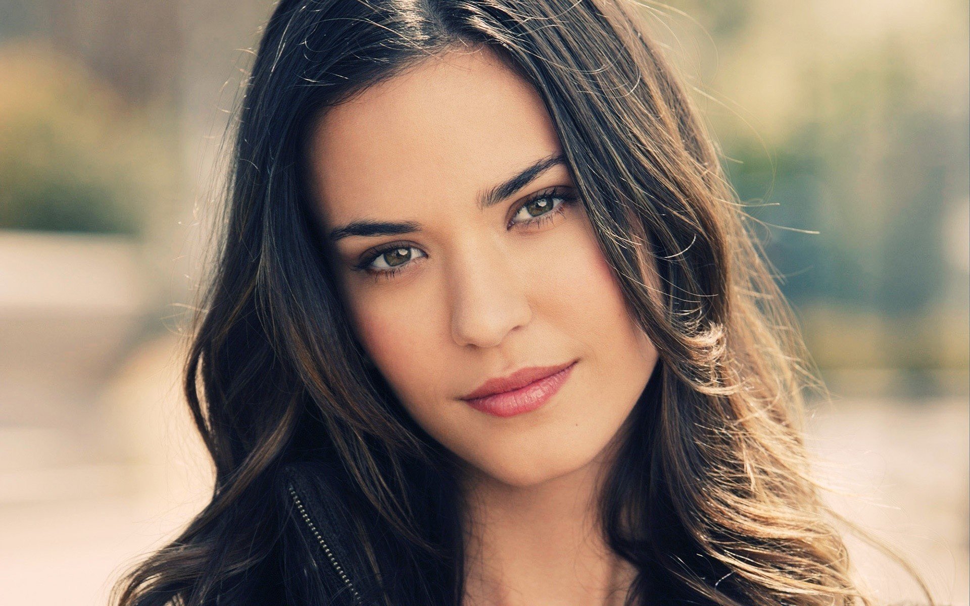 odette annable fille cheveux brunette visage regard