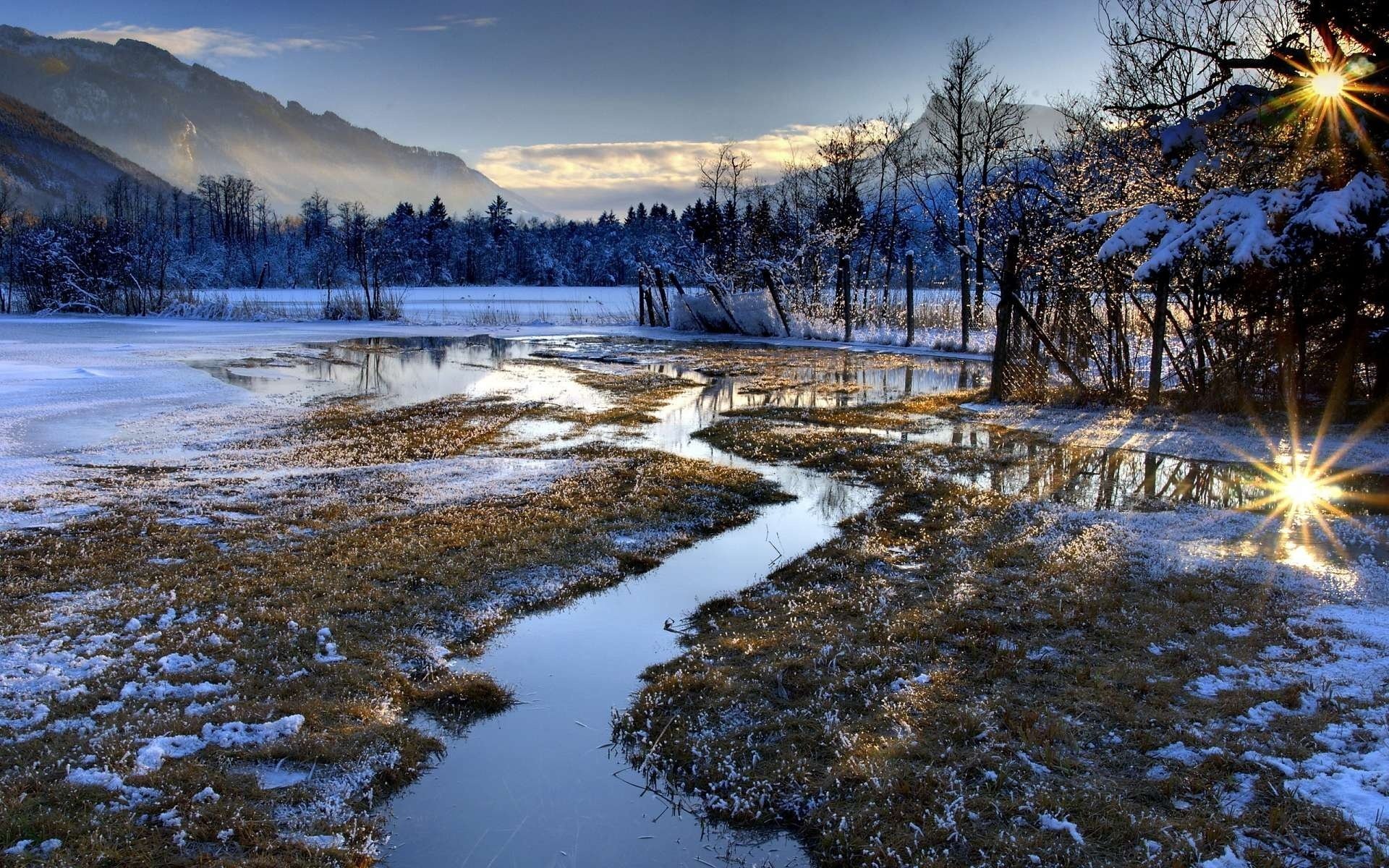 paesaggio fiume montagne inverno