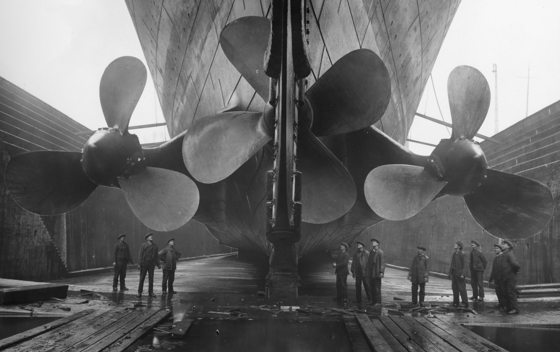 barco hélices blanco y negro muelle titanic