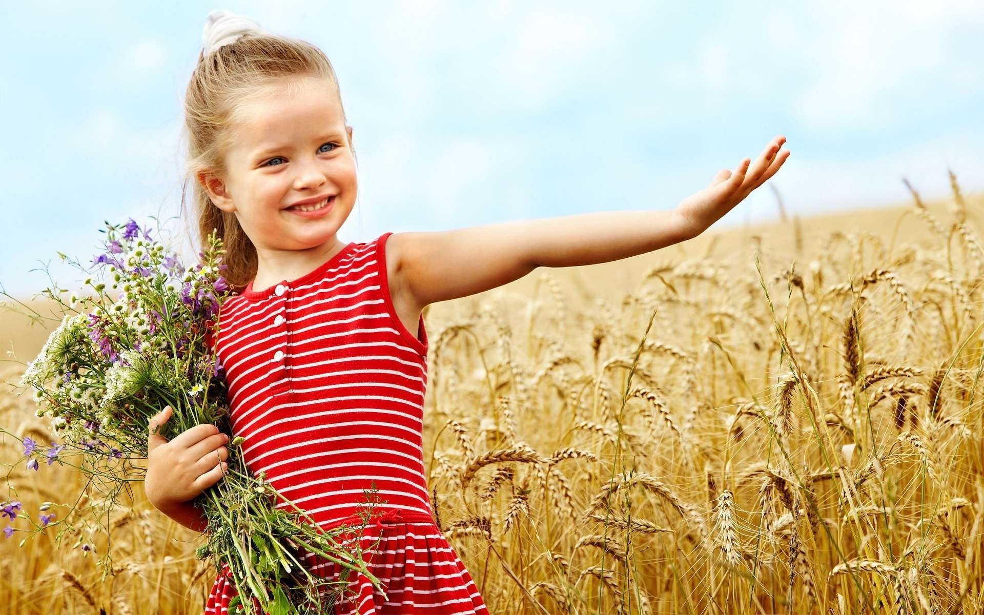 niña niño campo trigo