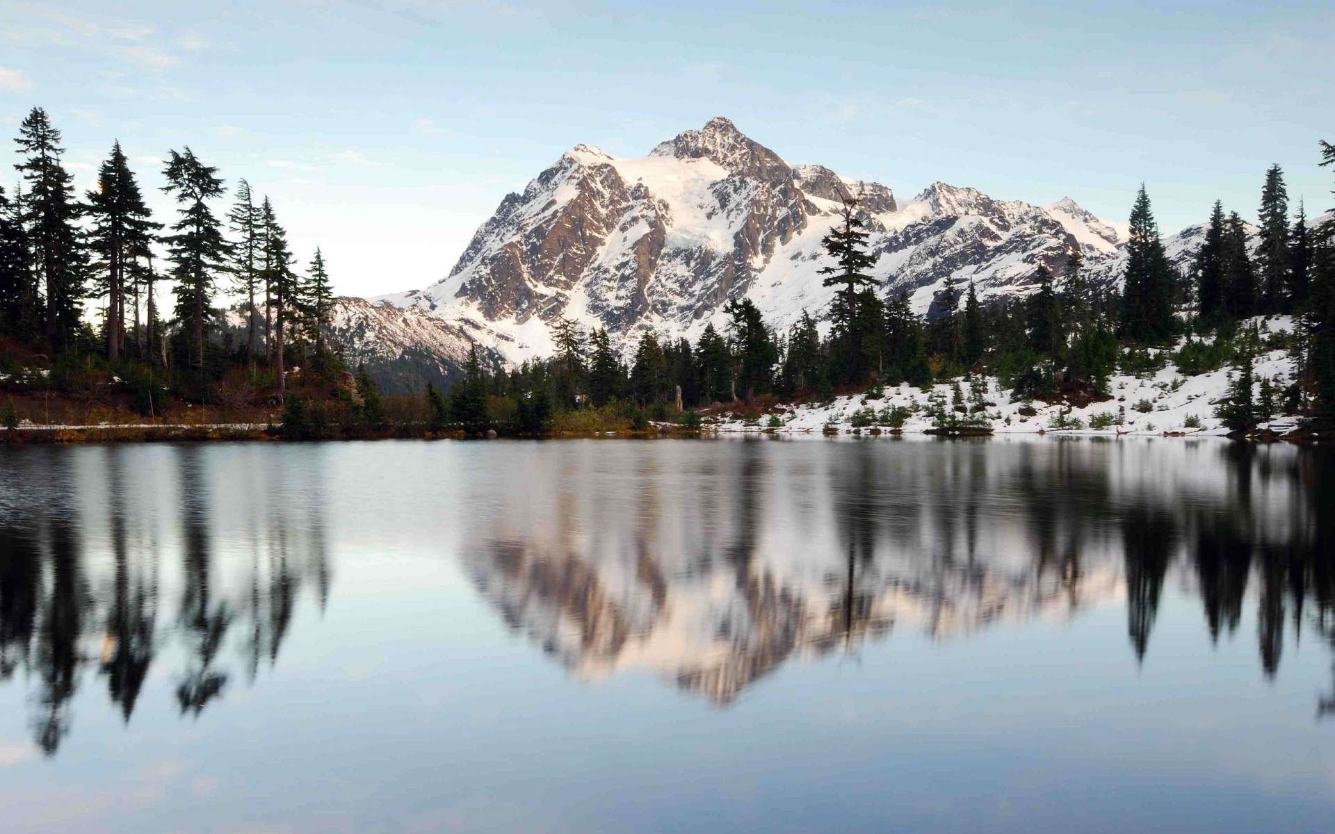 paesaggio montagne lago