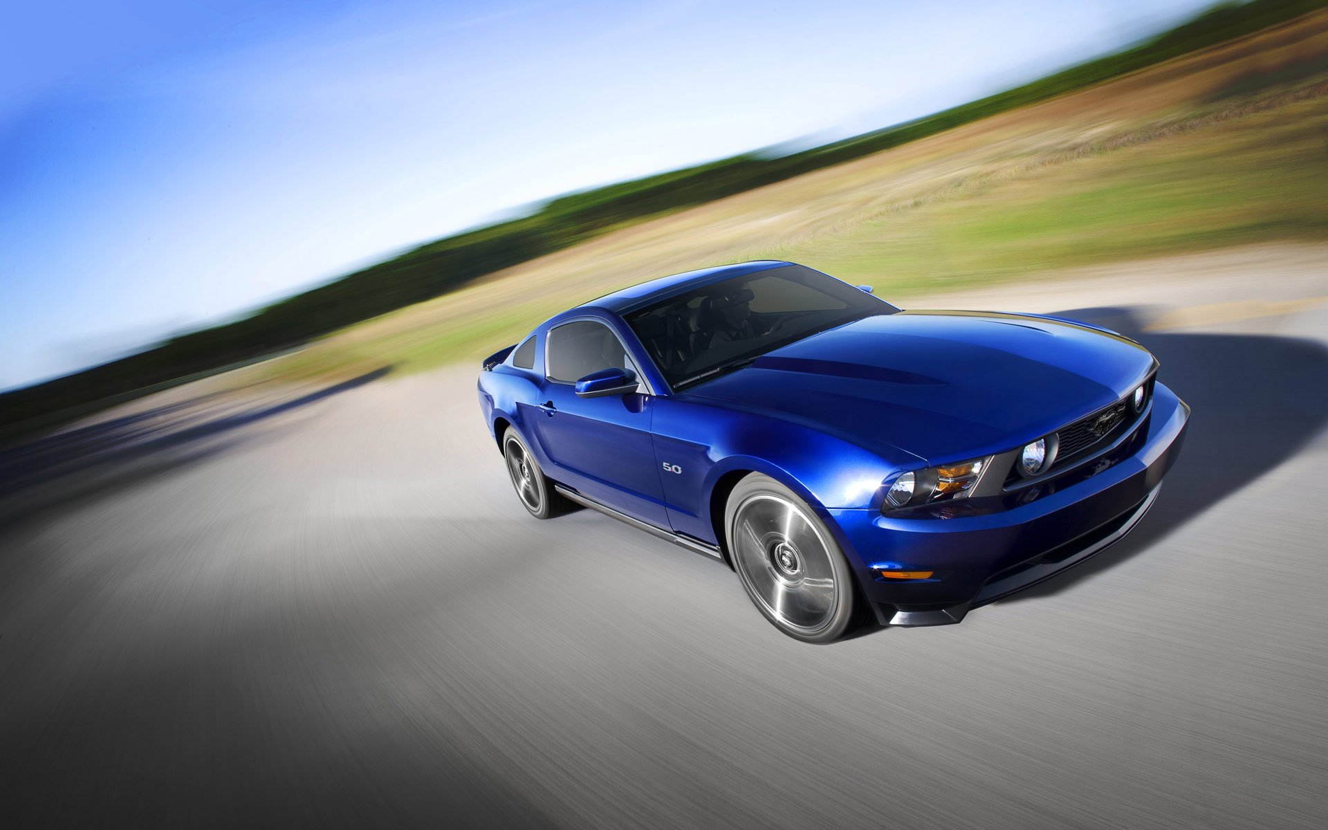 ford mustang voiture de muscle route flou