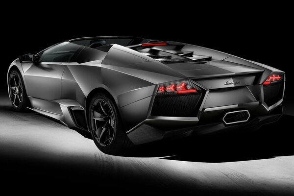 Coche deportivo negro Lamborghini