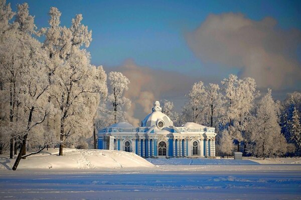 Pabellón del Palacio en Tsarskoye Selo en un invierno nevado y helado