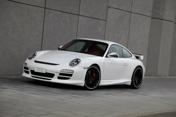 Porsche 911 Sport Auto an der Wand