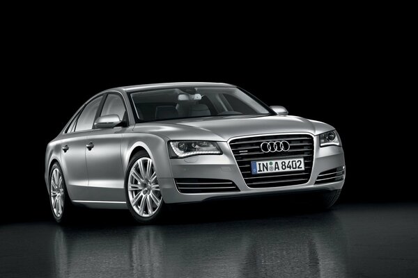 Srebrne audi A8 na czarnym tle