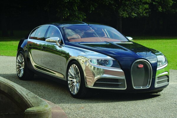 Verchromter Bugatti auf Rasen mit guter Reflexion