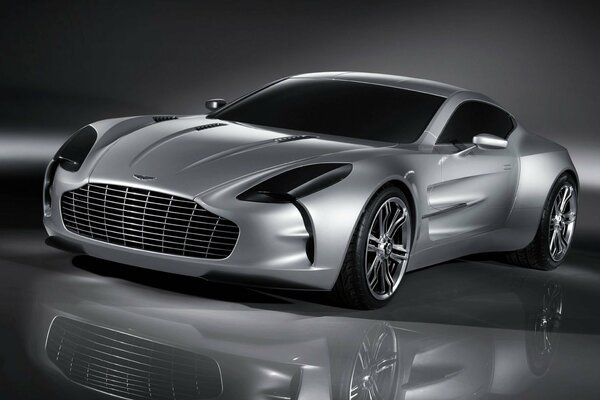 Il leggendario argento Aston Martin si riflette nel pavimento a specchio