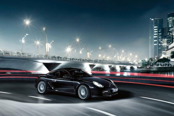 Czarne Porsche jeździ po nocnym mieście