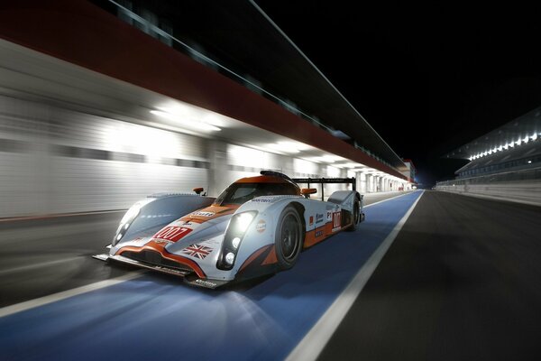 Voiture de course vole sur la piste