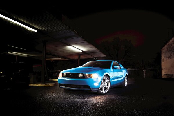 Ford Mustang синего цвета в гараже