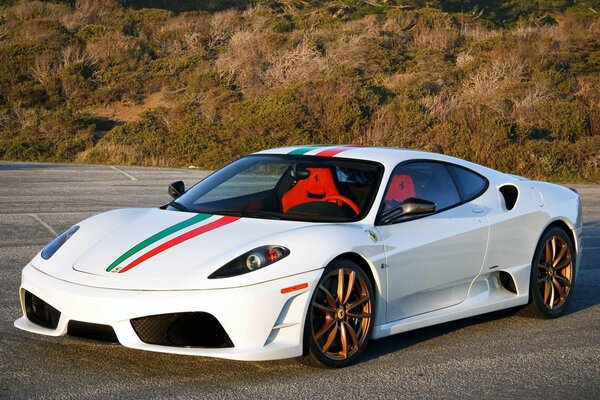 Weißer Ferrari f430 auf dem Parkplatz