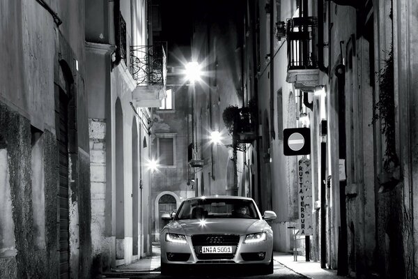 Coche en el fondo de la calle nocturna