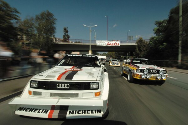 Audi blanco y amarillo participan en las carreras