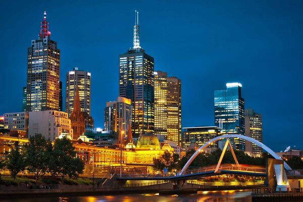 Melbourne Australien Nacht im Licht von Laternen und brennenden Fenstern