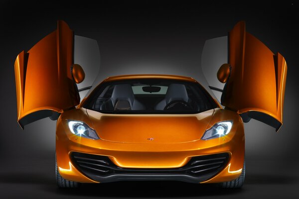 Auto Mclaren mp4-12C di colore arancione