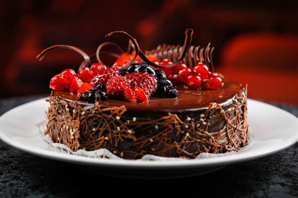 Pastel de ganache de chocolate con decoración de bayas frescas