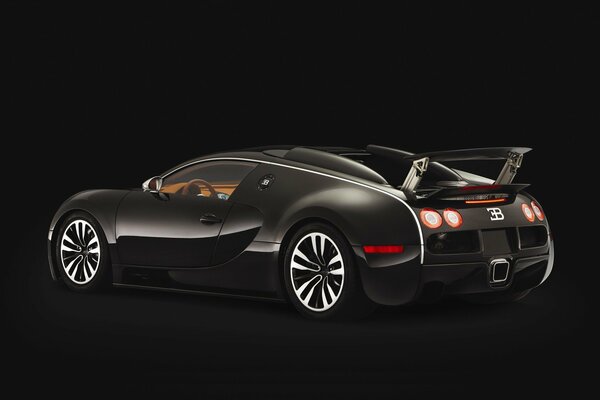 Schwarzer Bugatti veyron auf schwarzem Hintergrund