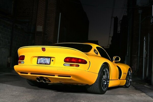 Vista posterior del coche amarillo Viper GTS