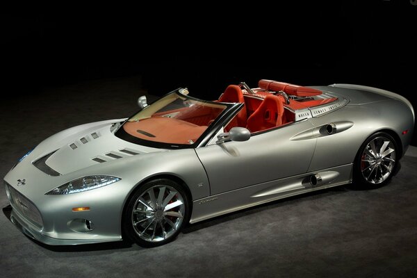 Spyker C8 spyder plateado con cabina naranja