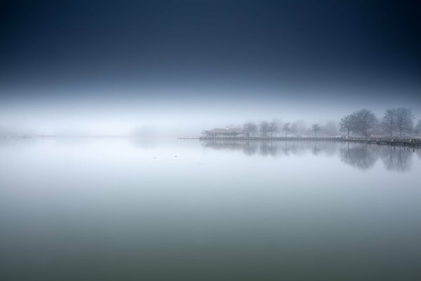 Misteriosa niebla matutina en el lago