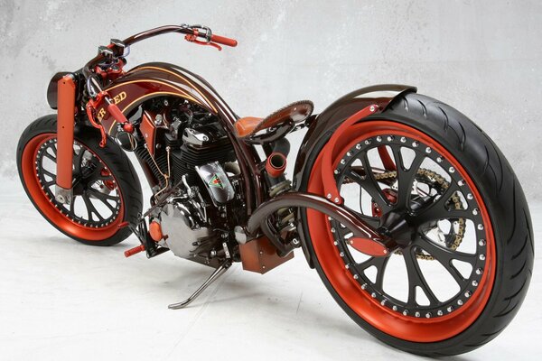 Тюнингованый мотоцикл с большими колёсами