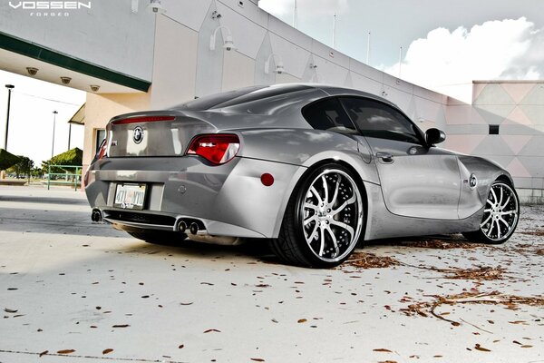 Coche bmw en color plateado brillante