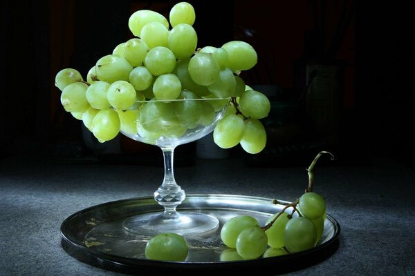 Uvas en un jarrón en una bandeja