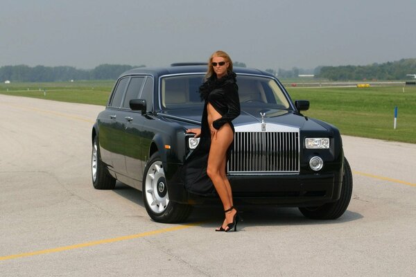 Fille debout avec Rolls Royce à l aéroport