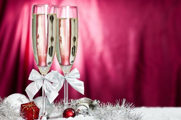 Copas de champán con arcos para el año nuevo