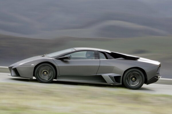 Verschwommenes Bild eines Lamborghini mit grauer Farbe bei Geschwindigkeit