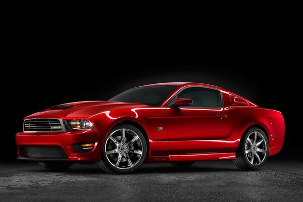 Mustang rojo en buena calidad