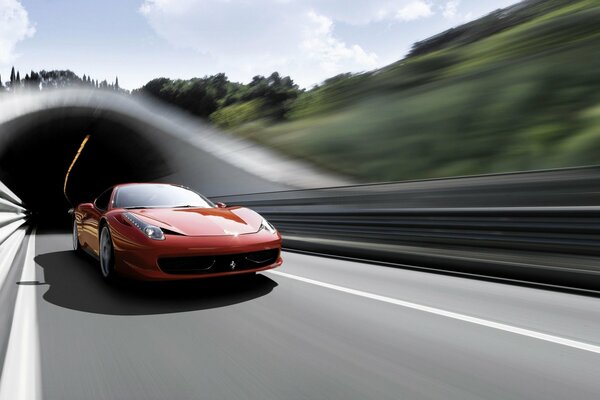 Ein rotes italienisches Ferrari-Auto auf der Autobahn