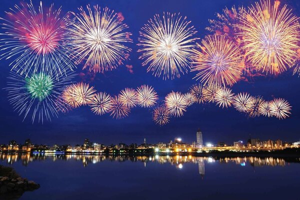 Feuerwerk über der Nachtstadt