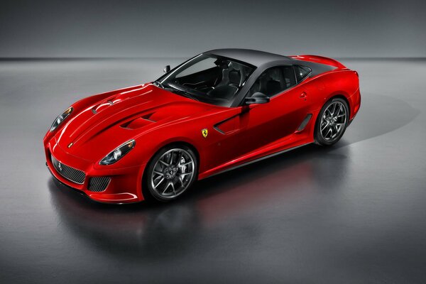 Roter Sportwagen Ferrari 599 gto auf dunklem Hintergrund