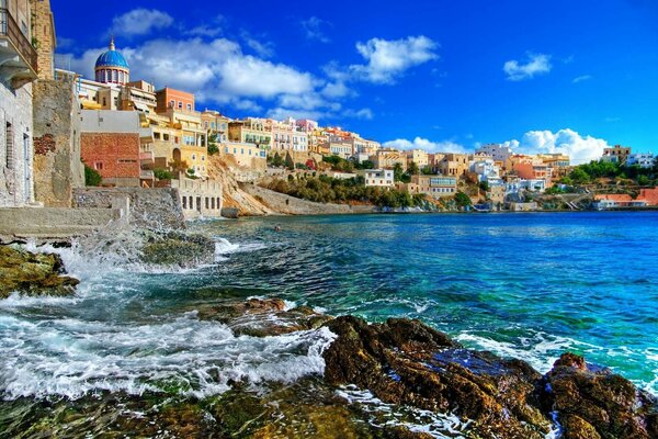 Hermosa costa con vistas al mar y Grecia