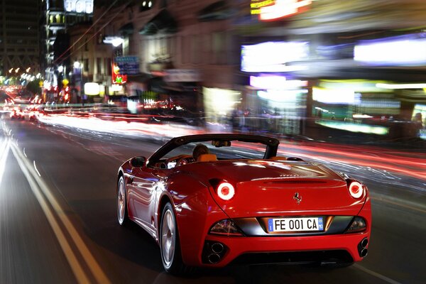 Auto Ferrari California color rojo vista trasera en la carretera