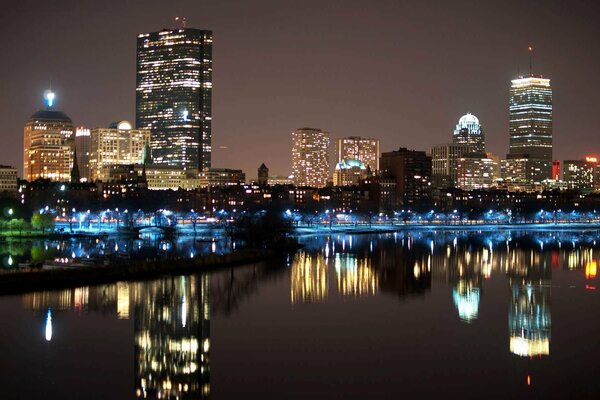 La ciudad nocturna se refleja en el agua