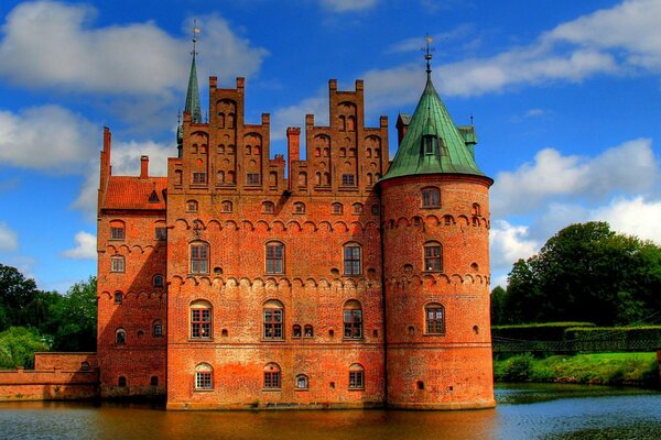 Czerwony zamek stojący na wodzie
