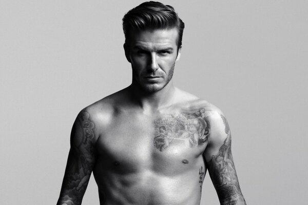 Piłkarz David Beckham z nagim torsem