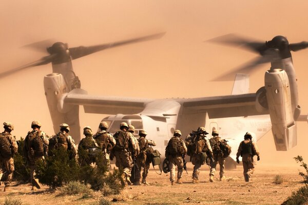 Una multitud de soldados se dirigieron a un helicóptero.