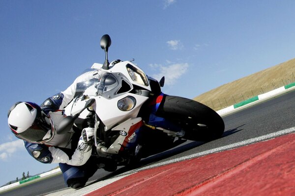 Moto bmw s 1000 rr in curva